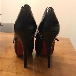 Black heels w/ red sole
